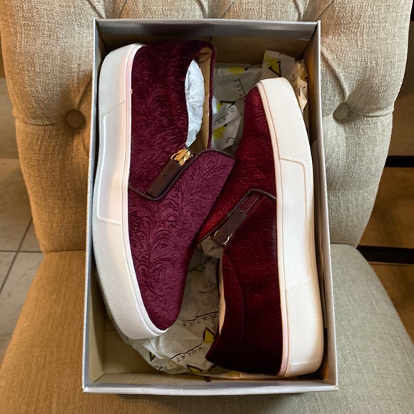 Volatile Women's NWT Burgundy Velvet Slip On Loafers - Size 7 - Picture 5 of 16